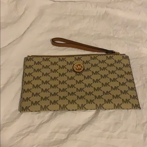 Michael Kors Handbags - Michael Kors wristlet